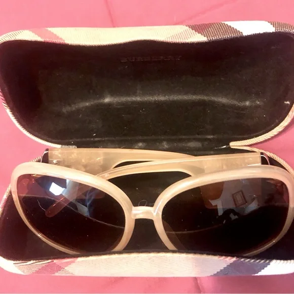 Burberry sunglasses in case - Picture 3 of 7